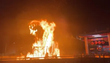 影/小港龍湖廟「大士爺」火化、熱焰吞噬5.2米高金尊　場面駭人！