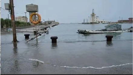 超級藍月逢颱風！箔子寮漁港海水倒灌「淹膝蓋高」　他：2天後才是最大潮
