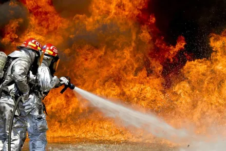 南韓公共澡堂大火致地下鍋爐室爆炸　2消防員遭波及重傷
