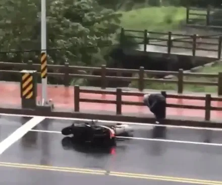 海葵颱風/「飛車」片！台東超強陣風襲擊    送瓦斯工連人帶車被吹起嚇抓欄杆