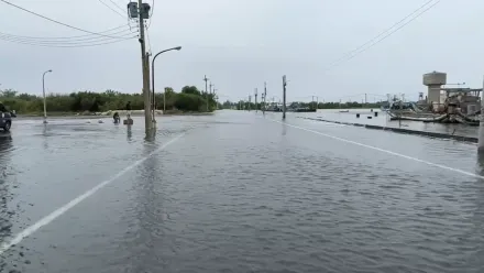 海葵颱風／雲林箔子寮海水倒灌「一片汪洋」　民眾躲水泥墩陷「孤島」