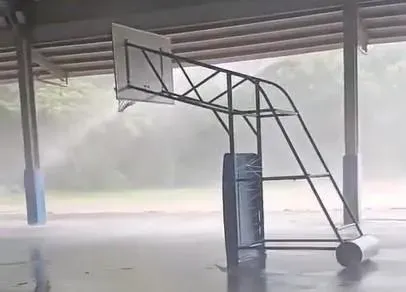 海葵颱風/ 這一幕太驚人！狂風侵襲花蓮卓溪　活動中心籃球架被吹著跑