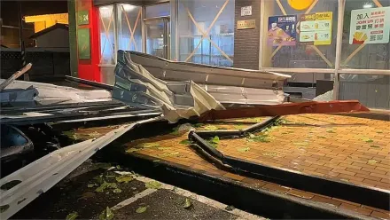 海葵颱風/飛來橫禍！台東鐵皮射進速食店　門窗遭砸破、機車全倒