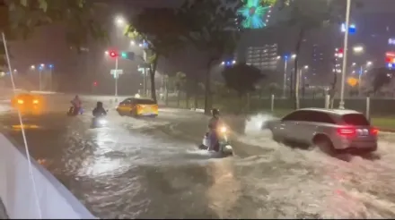 海葵颱風/高雄輕軌停駛周邊淹50CM　馬路變「小河」汽機車強行通過
