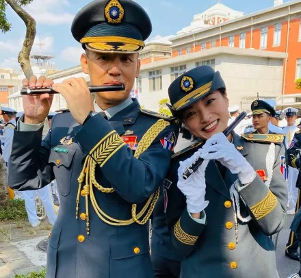 「聯勇之花」楊喬琳晉升士官長　PO凍齡母女合照：媽媽軍人節生日