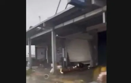 海葵颱風/宜蘭冬山店家鐵捲門整排毀　路牌告示桿倒分隔島上