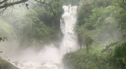 海葵颱風/雨量爆表！玉里秘境南安瀑布水量暴增　宛如「洩洪」氣勢磅礡