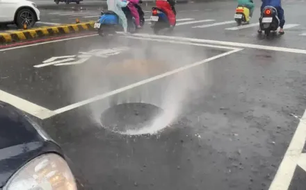 快訊/影片曝光！板橋人孔蓋因暴雨噴氣起舞　警到場封閉1車道疏導