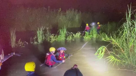 影/溪水暴漲來不及跑！新竹頭前溪2釣客受困沙洲　警消架繩橫渡搶救