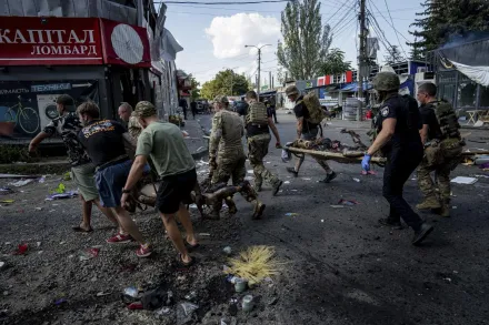 影/爆炸畫面曝！俄攻擊烏東擁擠市集　至少17死32傷