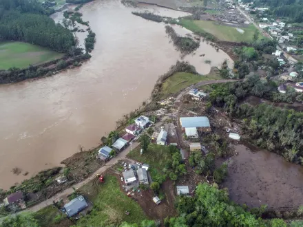影/溫帶氣旋襲巴西！暴雨釀洪災至少31死　房屋慘淹民眾爬屋頂求救