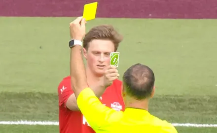 影/笑死！比賽吃黃牌　英國足球員向裁判舉「UNO迴轉卡」神反彈