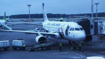 影/俄羅斯客機「技術原因」迫降西伯利亞農田　機上165人安全無恙
