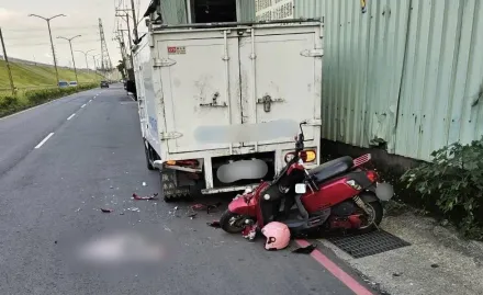 快訊/新北蘆洲機車撞違停貨車　女騎士爆頭雙腿骨折昏迷送醫