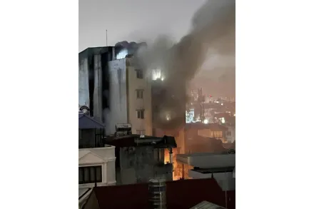 影/越南河內9層樓建物深夜竄惡火致56死　目擊者：到處都是呼救聲