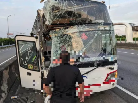 日本遊泡湯！國道1北上台中路段遊覽車碰撞聯結車　旅遊團14人送醫院