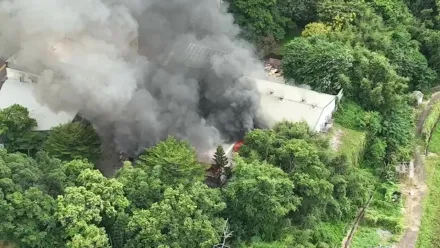 影/台中玻璃廠大火！2人緊急跳窗保命　空拍影像超驚人