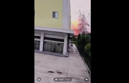 屏東高爾夫球具廠大爆炸/爆炸瞬間畫面曝！1秒內屋頂碎片噴發濃煙沖天