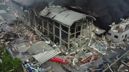 最新空拍/屏東工廠爆炸黑煙蓋天慘如廢墟　3消防車埋瓦礫堆