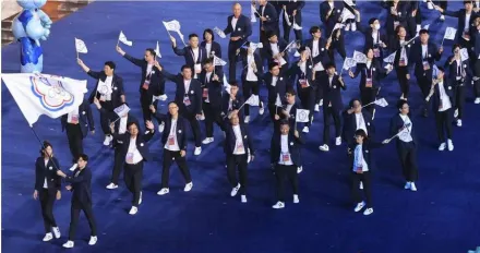 杭州亞運/正式揭幕！游泳男神+國民女友掌旗進場　中華代表團出場迎萬人歡呼
