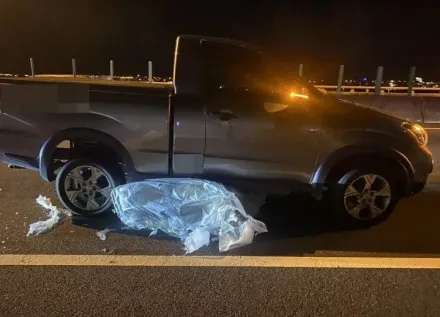 國道5號驚傳「飛床」慘案！司機沒綁好釀禍　3張床墊掉落2車追撞
