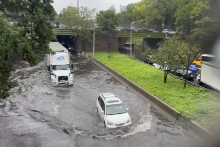 影/紐約暴雨大水灌進地鐵站、街道淹成湖泊　全市進入緊急狀態