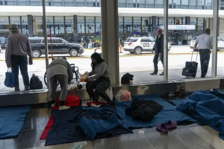 無處安置！數百非法移民擠爆芝加哥機場　共用機場浴室、克難睡紙板