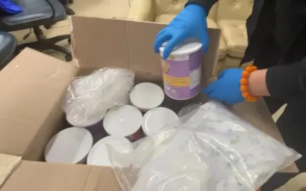 影/國際奶粉包裹夾藏毒品空運入境　警逮2嫌扣市值4千萬安毒