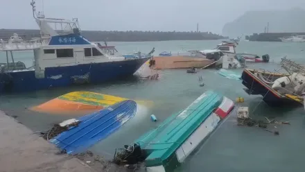 小犬颱風/126年來最強陣風來襲！蘭嶼開元港7成漁船沉沒毀損