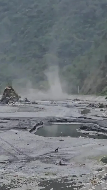 影/自然奇景！武界「塵龍捲」拔地而出　民眾驚呼「大自然的超級景觀」