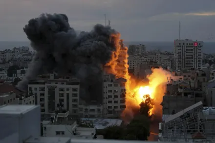影/以色列反擊轟炸加薩地區　女記者連線「火箭擊中身後建築」驚險畫面曝！
