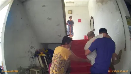 影/91歲阿公爬不了樓梯！猛男警「公主抱」送上樓助他返家