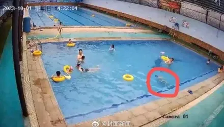 影/扯！男童泳池溺水痛苦掙扎　家長救生員不見蹤影「冷血漢袖手旁觀」
