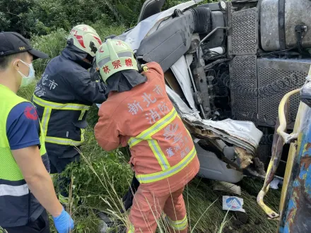 快訊/台2線貢寮段槽車翻覆！駕駛卡車亡…漂白水濺出異味濃