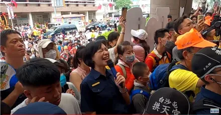 白沙屯媽祖「粉紅超跑」三進三出市警局　女警官超嗨主持爆紅...本人回應了