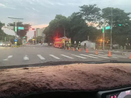 竹北「新天坑」瓦斯外洩、水管破裂！建商坦承與工地有關　消防員到場戒備