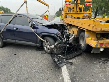 自動輔助駕駛又惹禍！20歲男猛撞國道緩撞車　車頭稀巴爛全毀