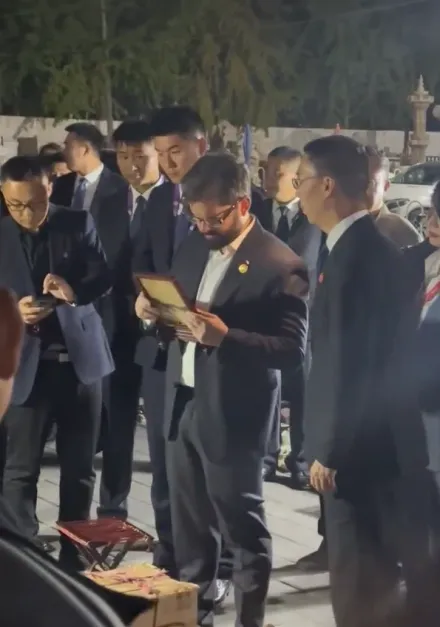 影/37歲智利總統訪北京觀光行程排滿　逛古玩市場化身殺價王「撿便宜」
