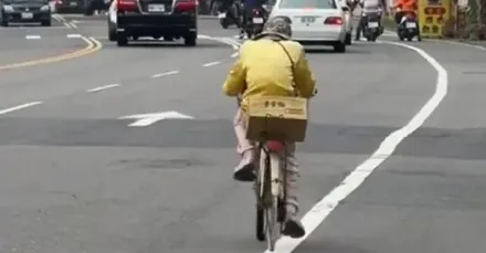 影/夠狠！屏東阿婆洪荒之力騎單車　路人驚見輪框都想問「婆婆妳的輪胎呢？」