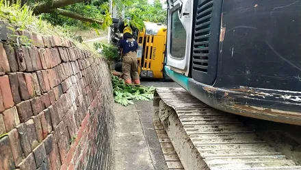 快訊/台南維修路燈工程車突翻覆　43歲工人卡車底亡