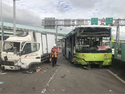快訊/新北中山橋公車撞小貨車「佔滿車道」！13傷、其中1人是孕婦