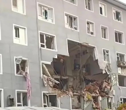 影/轟！外牆「瞬間炸出大洞」住戶欲跳樓逃生　吉林一公寓瓦斯氣爆1死16傷