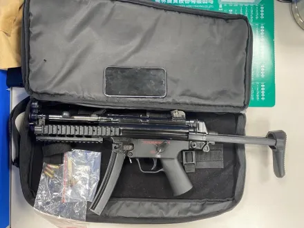 影/網購買槍！新莊警釣出台南軍火販公園面交逮人　驚見新型MP5衝鋒槍
