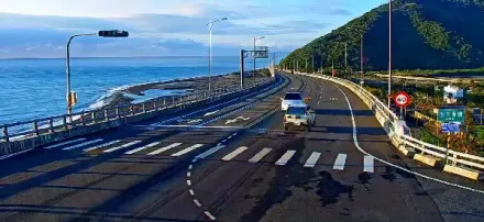 影/奪面瞬間畫面曝！台東金崙大橋特斯拉越線　吉普車閃不及駕駛遭撞死