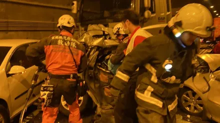 快訊/新澳隧道砂石車推撞1死11傷！肇事原因曝光：疑禮讓救護車減速