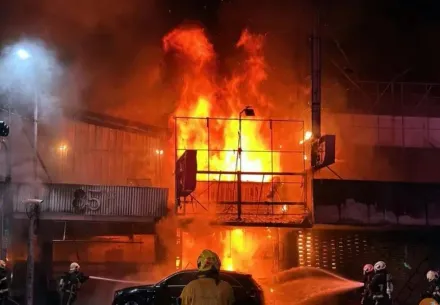 快訊/嘉義市區深夜火警　10店面遭大火吞噬...85度C、牛排店陷火海