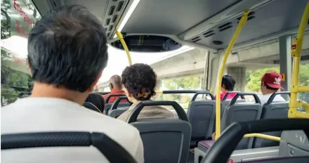 阿伯公車上「開擴音講視訊電話」　內容讓全車秒沉默…他淚喊：想起過世爸爸