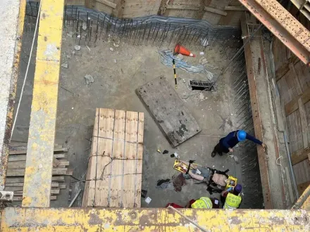 疑重心不穩！桃園43歲工人墜10米深電梯井　意識不清腳骨折