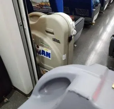 搭火車在走道驚見「神秘巨型塑膠箱」　行家驚呼別亂碰「弄壞賠不起」