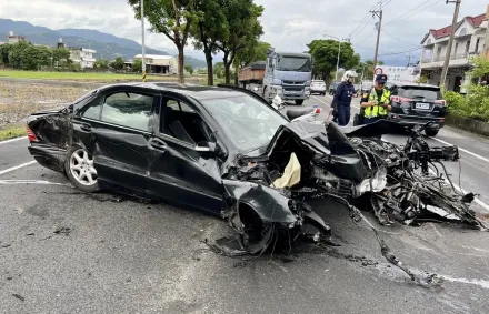 宜蘭27歲男酒駕開賓士自撞路樹　車頭開口笑引擎噴飛